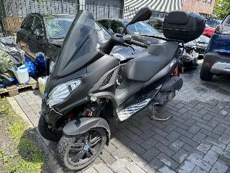 Schade motor Piaggio MP3 300 HPE VOORKAPSCHADE 2022/8