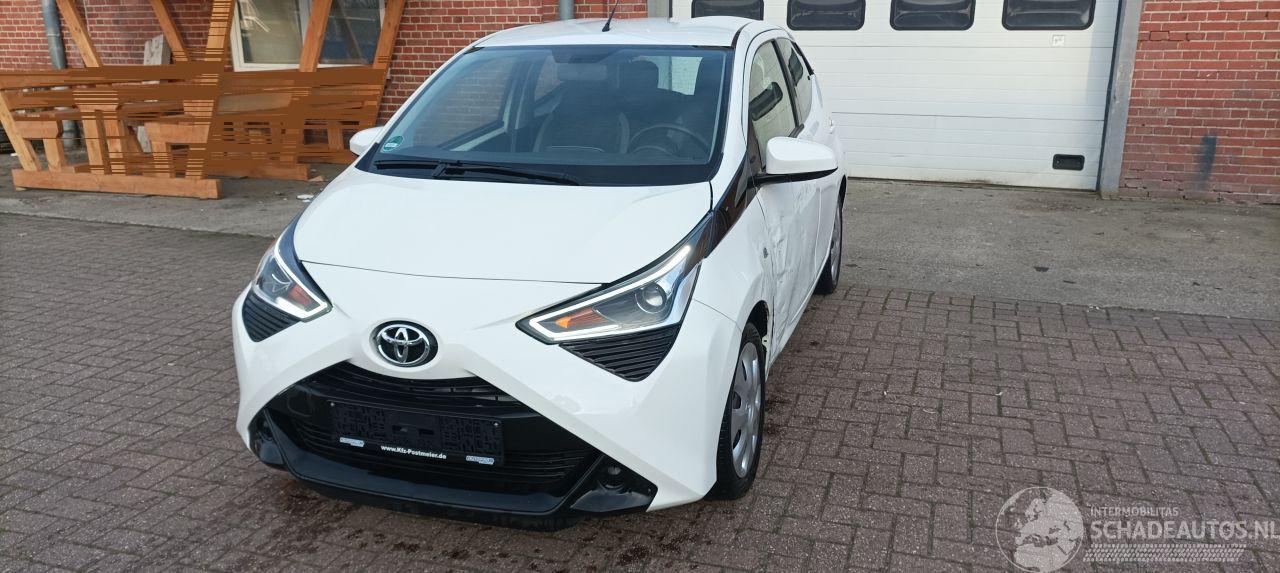 Toyota Aygo Facelift X-Play 1.0-VVT-i Airconditioning Led-Dagrijverlichting Led-Achterlichten Elektrische ramen Elektrische-spiegels centrale deurvergrendeling met afstandsbediening