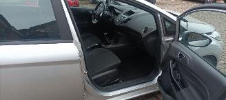 Ford Fiesta 1.5-TDCI Airconditioning stoelverwarming Led verlichting Parkeersensoren voor & achter Leren Stuurwiel Radio usb Elektrische ramen Elektrische-spiegels met verwarming inklapbare buitenspiegels picture 18