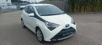 Auto incidentate Toyota Aygo X-Play 1.0-VVT-i 72pk Airco Led koplampen Led achterlichten Elek-ramen elektrische buitenspiegels centrale deurvergrendeling met afstandsbediening Hoogglans buiten design Deelbare achterbank 2018/9