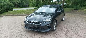 Coche accidentado Kia Ceed 1.6-CRDI 136pk Ceed Sportswagon Spirit Navi JBL-sound systeem Camera Leder Sportstoelen Memory Full-Led koplampen Led achterlichten Elektrische achterklep Keyless-entry Climatecontrol CruiseControl 4xStoelverwarming Blindspot Automatisch inparkeren chrome 2018/9
