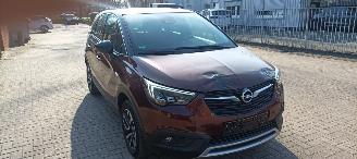 Schadeauto Opel Crossland 1.2-12v Automaat Navi Led koplampen led achterlichten half leren bekleding Stoelverwarming stuurwiel met verwarming inklapbare buitenspiegels chrome design 16-inch velgen Afneembare trekhaak Parkeersensoren voor en achter privacy glas 2018/4