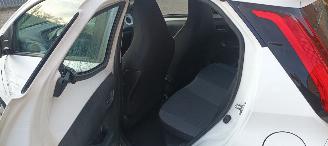 Toyota Aygo 1.0-VVT-i 72pk X-Play airco elektrische buitenspiegels met verwarming Centrale vergrendeling met afstandsbediening Led koplampen led achterlichten Hoogglans buiten design Deelbare achterbank getinte ruiten picture 14