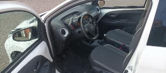 Toyota Aygo 1.0-VVT-i 72pk X-Play airco elektrische buitenspiegels met verwarming Centrale vergrendeling met afstandsbediening Led koplampen led achterlichten Hoogglans buiten design Deelbare achterbank getinte ruiten picture 15