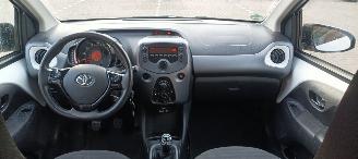 Toyota Aygo 1.0-VVT-i 72pk X-Play airco elektrische buitenspiegels met verwarming Centrale vergrendeling met afstandsbediening Led koplampen led achterlichten Hoogglans buiten design Deelbare achterbank getinte ruiten picture 18