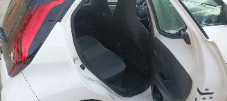 Toyota Aygo 1.0-VVT-i 72pk X-Play airco elektrische buitenspiegels met verwarming Centrale vergrendeling met afstandsbediening Led koplampen led achterlichten Hoogglans buiten design Deelbare achterbank getinte ruiten picture 13