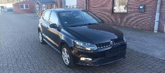 Schadeauto Volkswagen Polo 1.4-TDI Euro-6 Climatecontrol Stoelverwarming Regensensor leren stuurwiel mistlampen Elektrische ramen Elektrische-spiegels met verwarming Centrale vergrendeling met afstandsbediening Start-Stop systeem 15-inch velgen 2016/2