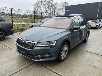 skadebil auto Skoda Superb 1.4 PLUG IN HYBRID AUTOMAAT-PANO-NAVI-CAMERA 2021/2