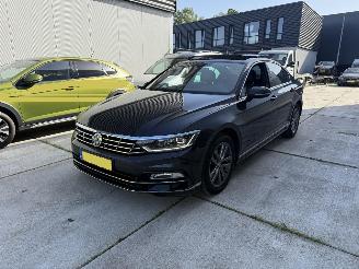 Vaurioauto  passenger cars Volkswagen Passat 1.5 TSI Highline Business R -DSG-PANO-LEDER-CAMERA 2018/11