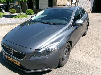 Schadeauto Volvo V-40 1.6 DIESEL MOMENTUM 2013/5