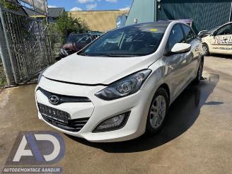 Coche siniestrado Hyundai I-30 i30 (GDHB5), Hatchback, 2011 1.6 CRDi Blue Drive 16V VGT 2013