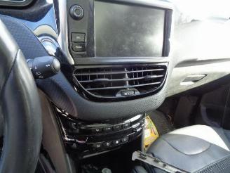 Peugeot 2008 1.2 picture 18