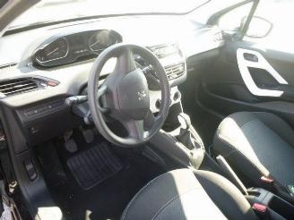 Peugeot 208 1.2 picture 5