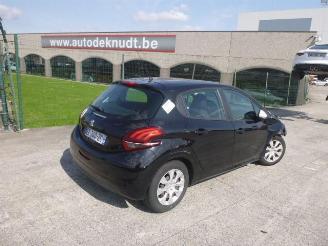 Damaged car Peugeot 208 1.2 2018/8