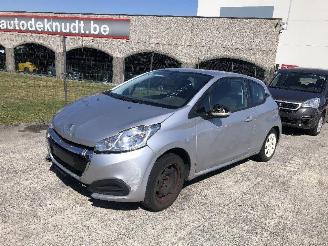 Damaged car Peugeot 208 1.2 2017/4