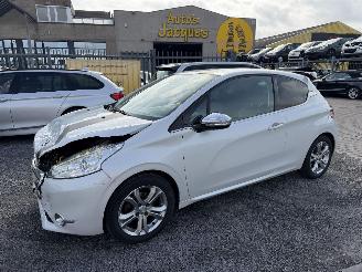 Voiture accidenté Peugeot 208 ALLURE 2015/4