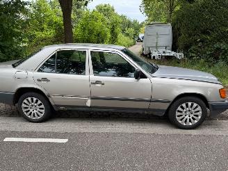 Mercedes 200-300D 200 D picture 4