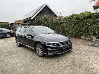 krockskadad bil auto Volkswagen Passat VARIANT GTE 1.4 PLUG IN DSG NAVI CLIMA CAMERA LED CRUISE B>J 2022 2022/2
