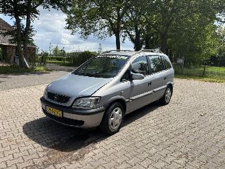 uszkodzony samochody osobowe Opel Zafira 7 persoons BENZINE B.J 2000. ( sloop ) 2020/1
