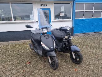 dañado ciclomotor Piaggio  2X PIAGGIO ZIP 2017 2017/10