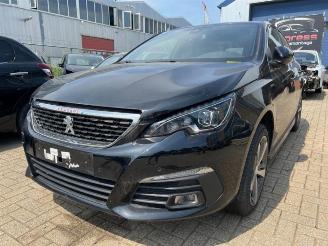 Coche siniestrado Peugeot 308 308 (L3/L8/LB/LH/LP), Hatchback 5-drs, 2013 / 2021 1.2 12V e-THP PureTech 130 2020