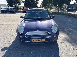 Schadeauto Mini Cooper 1.6 16V Cooper Hatchback  Benzine 1.598cc 85kW (116pk) FWD 2004/9