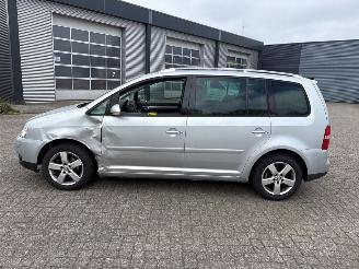 Volkswagen Touran 2.0 FSI 16V MPV  Benzine 1.984cc 110kW (150pk) FWD 2004-05/2005-11 (1T1) BLX picture 4