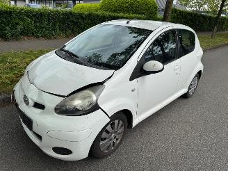 Damaged car Toyota Aygo 1.0-12V Xcite White search 2009/10