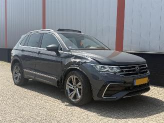 damaged passenger cars Volkswagen Tiguan 1.4 TSI eHybrid R-Line HEAD UP PANO 2021/1