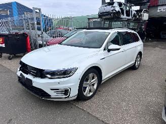 Unfallwagen Volkswagen Passat 1.4 GTE / DSG / PANO / VOLLE AUTO / 2018/5