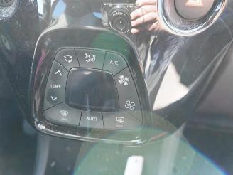 Peugeot 108 1.0 12v Allure TOP! picture 10