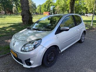 uszkodzony samochody osobowe Renault Twingo 50 kW (68 PK) en een cilinderinhoud van 998 cc. 2011/12