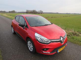 Renault Clio Renault Clio 0.9 TCe 90pk Limited Airco Navigatie  2017 picture 3