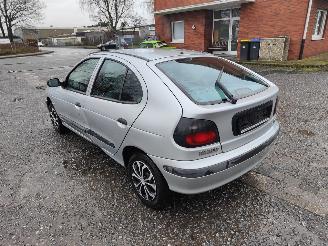 Renault Mégane 1.6 Zilver MV640 Onderdelen K4M720 Motor picture 8