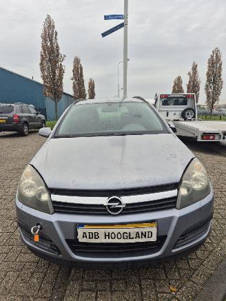 Coche siniestrado Opel Astra H SW (L35) Combi 1.6 16V Twinport (Z16XEP(Euro 4)) [77kW] 2005/1