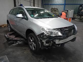 Opel Astra Astra J Sports Tourer (PD8/PE8/PF8) Combi 1.4 Turbo 16V (A14NET(Euro 5=
)) [88kW]  (10-2010/04-2016) picture 2