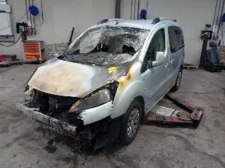 krockskadad bil auto Peugeot Partner Partner Tepee (7A/B/C/D/E/F/G/J/P/S) MPV 1.6 VTI 120 16V (EP6C(5FS)) [=
88kW]  (09-2009/04-2016) 2010/8