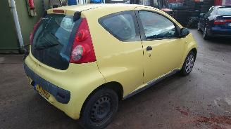 Peugeot 107 2006 1.0 12v 1KRFE Geel KBL onderdelen picture 4