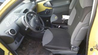 Peugeot 107 2006 1.0 12v 1KRFE Geel KBL onderdelen picture 11