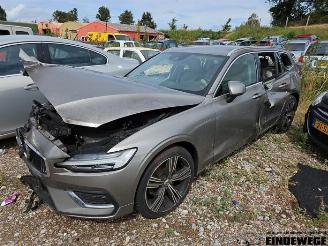 skadebil auto Volvo V-60 V60 II (ZW), Combi, 2018 2.0 B3 16V Mild Hybrid 2021/12