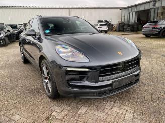 damaged passenger cars Porsche Macan S *CHRONO - PANO - BOSE - LUFTFEDER* 2024/3