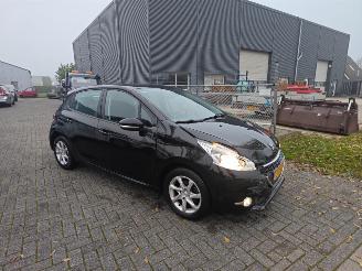 Schadeauto Peugeot 208 1.2 Automaat exclusief mooie nette auto 134.000 km 2014/1