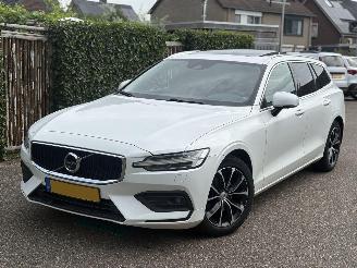 Schadeauto Volvo V-60 R-DESIGN 2.0 D MOMENTUM-LEER-PANO-AUTOMAAT-150PK-BOM VOL 2019/4