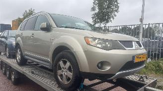 Voiture accidenté Mitsubishi Outlander 2.4 16V Mivec 4x2 SUV  Benzine 2.360cc 125kW (170pk) 2010/1