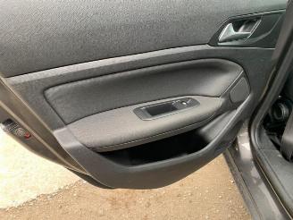 Peugeot 308 308 (L3/L8/LB/LH/LP), Hatchback 5-drs, 2013 / 2021 1.2 12V e-THP PureTech 110 picture 28