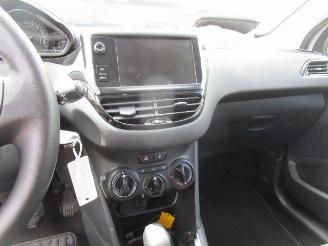 Peugeot 208 1.2 picture 4