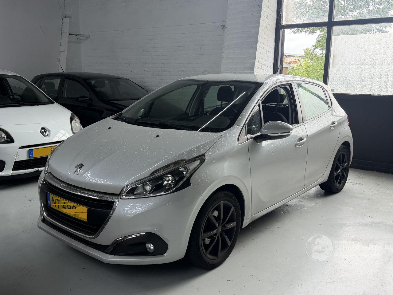 Peugeot 208 1.2 benzine led/navi