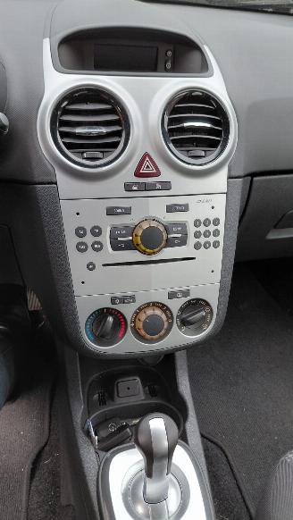 Vaurioauto  passenger cars Opel Corsa 1.2i automaat   5drs airco 2011/5