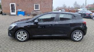 Schadeauto Renault Clio 1.0i zen  navi clima  91pk 2021/12