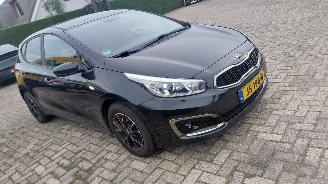 Vaurioauto  passenger cars Kia Cee d 1.0i navi   74kw  5drs airco 2016/6